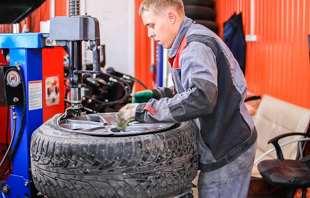 В РФ начался сезон смены летних шин на зимние.