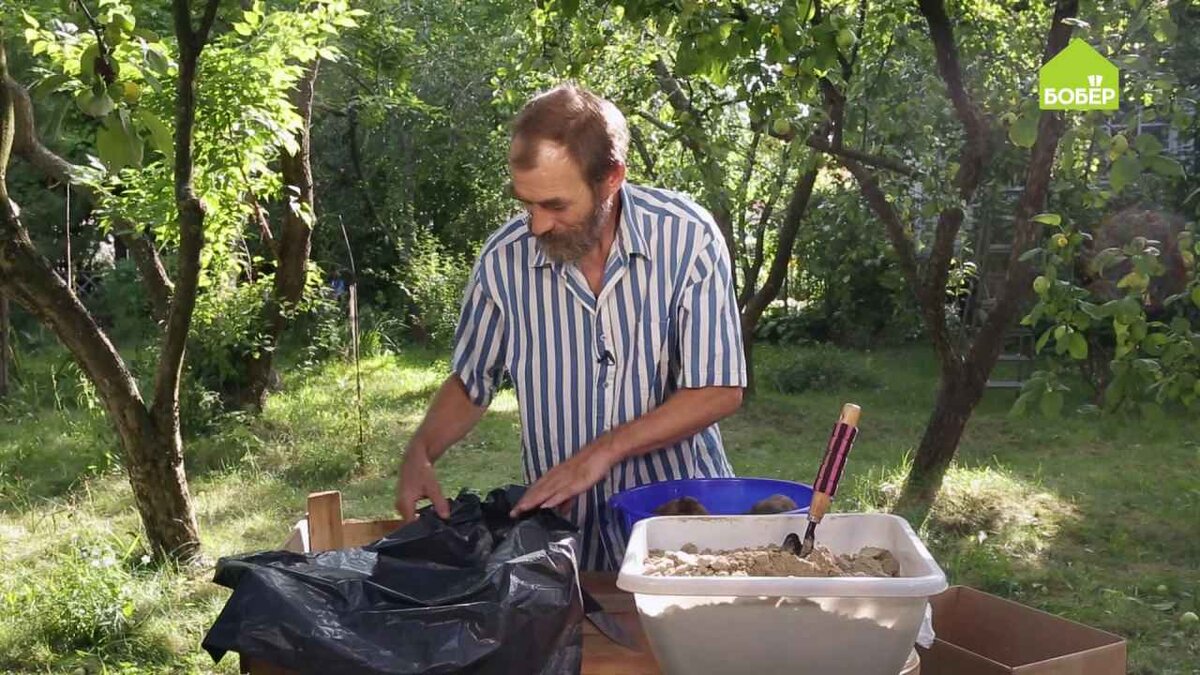 На дно деревянного ящика уложите целлофановый пакет.