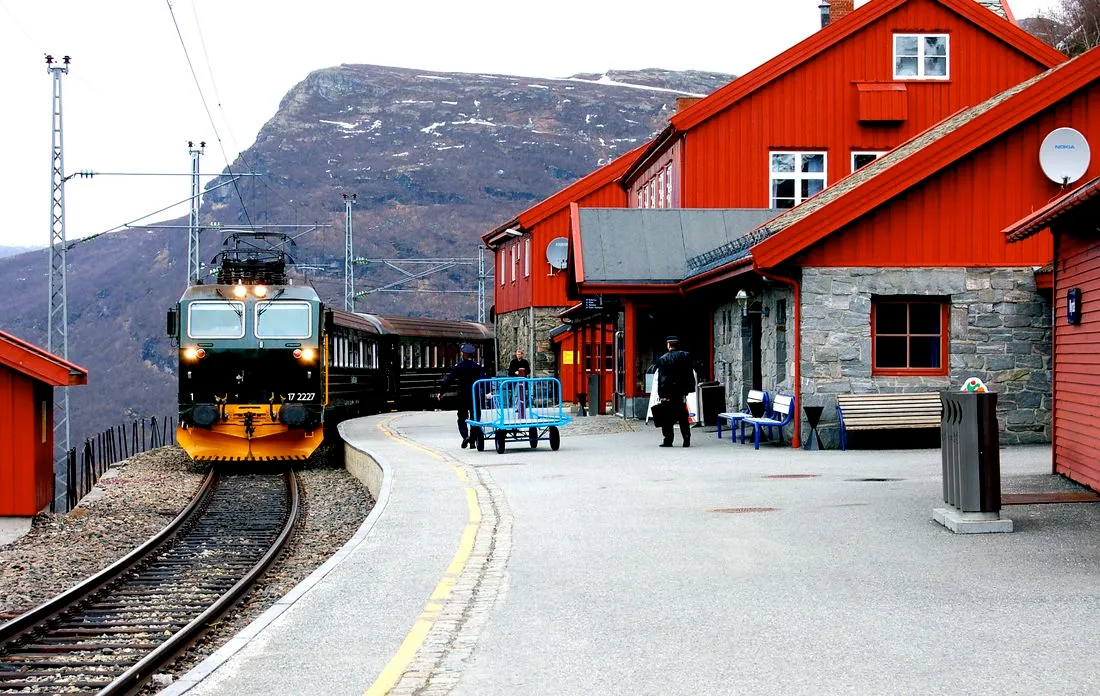 поезд флом норвегия. железные дороги норвегии. поезд флом норвегия. железная дорога в норвегии фломсбана. бергенская железная дорога норвегия.