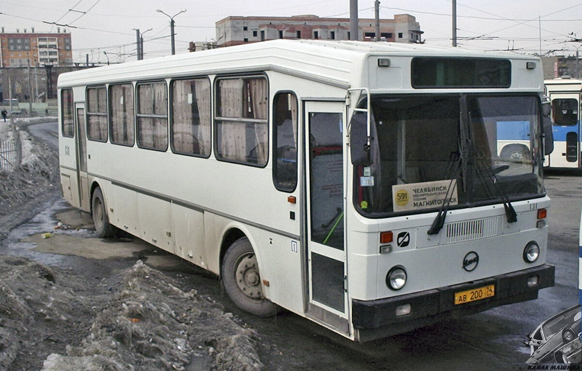 «Горбатый» ЛиАЗ-525625-0000010-11 постройки 2003 года с заводским №004 и старыми масками кузова (фото А.Коновалова) 