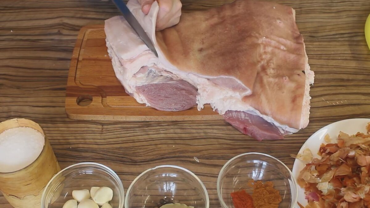 Рецепт Свиная грудинка в луковой шелухе. Калорийность, химический состав и пищевая ценность.