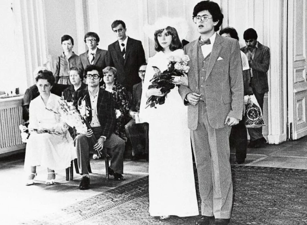 Счастливое лето 19 летнего Игоря Корнелюка ознаменовалась и женитьбой, и поступлением в консерваторию. Фото Яндекс Картинки.