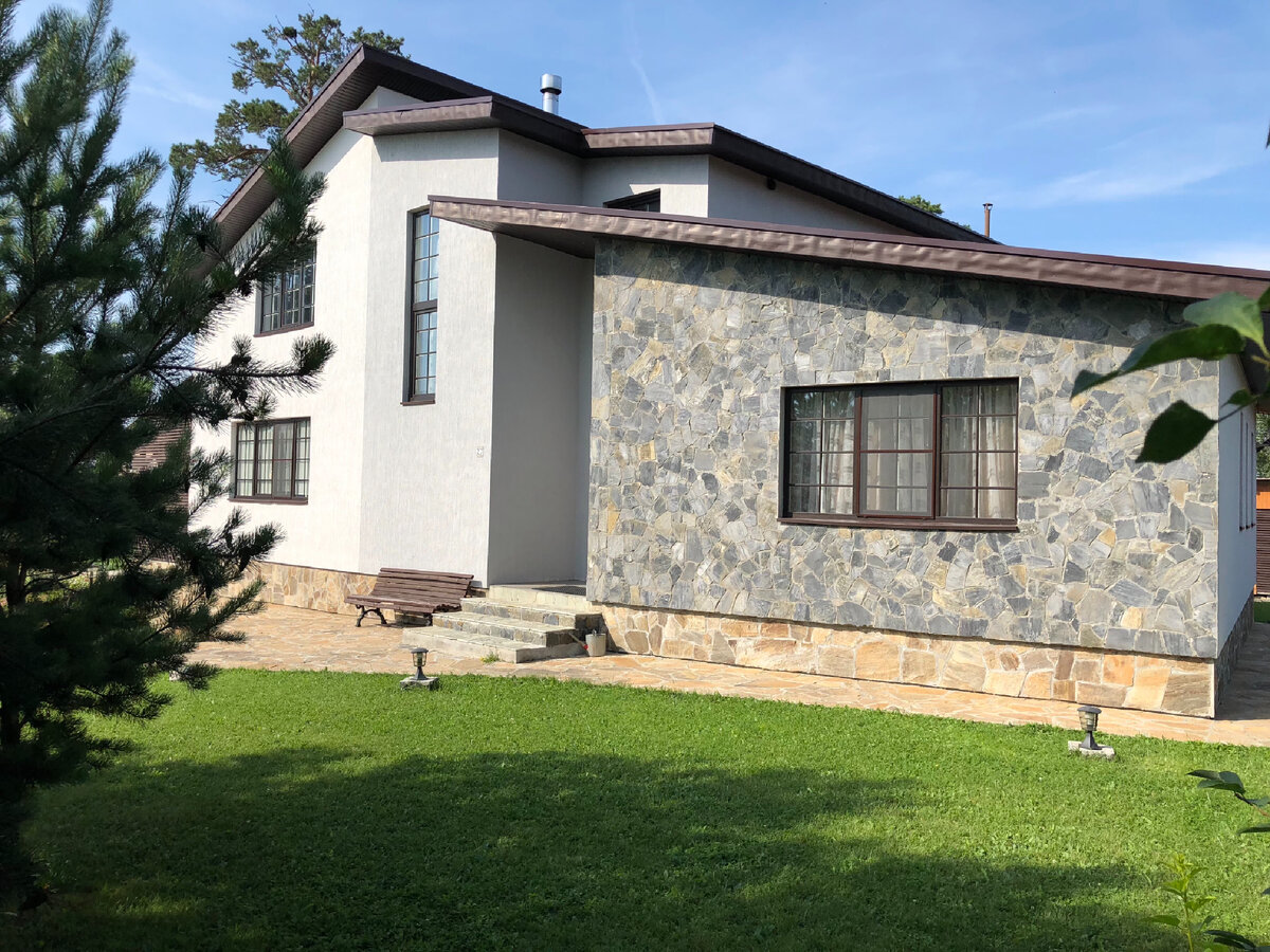 Наш дом площадью 270 кв.м, с южной стороны двухэтажный, с северной - один этаж