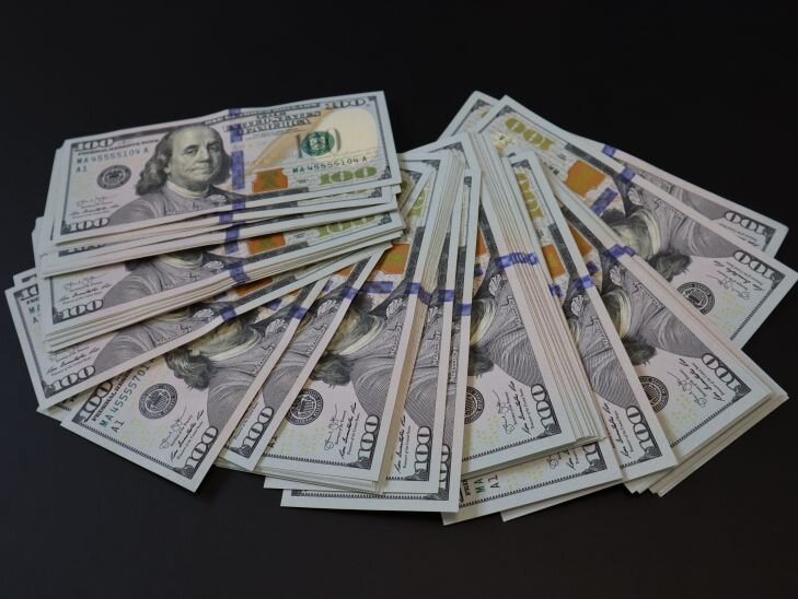 Под матрасом: самая очевидная, но небезопасная 