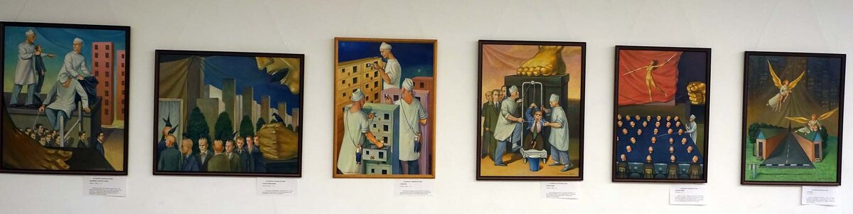 Хондкарян Сурен #андеграунд22
Родился в 1955 году в Москве. Окончил детскую художественную школу в Перми. Учился в Пермском педагогическом училище. В 1975-88 гг. учился в Свердловском художественном училище имени Ивана Шадра. В 1984 году окончил Пермский педагогический институт.
С 1985 года занимается живописью, графикой и скульптурой. 1988 – 2016 гг. провёл 16 персональных выставок в городах Екатеринбурге, Москве, Париже, Перми, Санкт-Петербурге. Участник многих коллективных, в том числе зарубежных. В 1990-е годы активно сотрудничал с частными галереями во Франции.
Работы находятся в частных коллекциях в Австрии, России, Франции, Швейцарии.
Предлагаемая выставка собрана автором из картин разных лет, и получилось так, что все эти картины об одном и том же о БЫТИЕ.
Найти универсальное объяснение изображенному на холстах, наверное, не возможно. В своих пояснениях к картинам автор лишь предлагает свою версию прочтения их. Он ни на чём не настаивает, ничему не учит. Неоднозначное отношение зрителей (от отторжения до восхищения) придаёт автору уверенности в том, что он на правильном пути. Так и должно быть, у каждого своего восприятие. Никаких традиций автор не придерживается, не имеет авторитетов и учителей. Он считает, что у каждого пытливого художника изначально заложена возможность для реализации его таланта. Ему нужно просто не мешать, он обучит себя сам. Из экспонируемых на выставке картин нет ни одной написанной с натуры. Все персонажи вымышлены, совпадения случайны. Наблюдается некоторая схематичность образов. Это сделано намеренно. Автор стремится к широким обобщениям, устраняя лишние детали.
Автора часто «прикладывают» к сюрреализму. Но он не обнаруживает никакой связи с этим направлением в изобразительном искусстве.
«Сюрреализм!»- звучит красиво. Но если обратиться к манифестам сюрреалистов, которые описывали свои методы достижения иррационального, такие как механический автоматизм, эксперименты с галлюцинациями, идеографизм и т.д., становится очевидным, что автор ничем подобным не занимается, это ему не близко и не нужно. Нет у автора и определённого «метода», при помощи которого он достигает своих целей. Он работает спонтанно, имея приблизительный замысел, и, часто случается, что конечный результат полностью отличается от начальной идеи. Это его абсолютно не смущает, т.к. в широком смысле есть лишь одна идея, которая объединяет всё. КУДА НЕ ДВИЖЕШЬСЯ, ДВИЖЕШЬСЯ К НЕЙ.
Если попытаться всё же определить место художника среди многочисленных «измов», то изображение на холстах можно назвать МЕТАРЕАЛИЗМОМ.
Отличие объективного реалистического изображения действительности от материалистического состоит в том, что материализм объединяет в своих образах мир, видимый и мир невидимый. Мир «реальный» и мир идей. Мир идей и есть истинная реальность, считает автор. В видимом мире как в зеркале отражаются происходящие в мире идей события. Механизмы взаимодействия этих миров весьма интересны. Они являются предметом изучения для автора и попыткой переложить их на язык образов. 