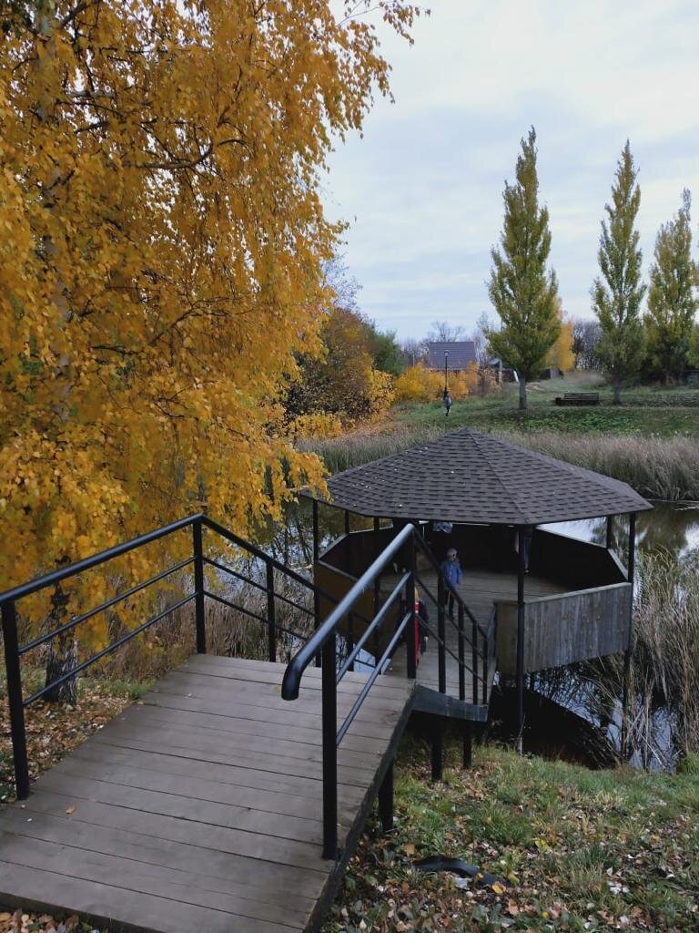 Говорят, в этом пруду Владимир выстлал дно деревом, чтобы его жена могла купаться, не пачкая ног.