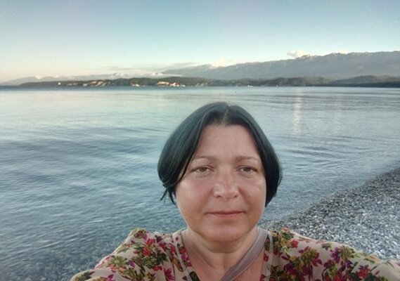 Автор канала пытается сделать селфи на территории опк "Пицунда", 2021 год