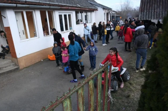 Цыгане, бежавшие из Украины, прибывают на объекты местной общины после того, как украинские беженцы пересекли украинско-венгерскую границу в Тисабеке, Венгрия, 27 февраля 2022 года. (Фото: Attila KISBENEDEK / AFP)