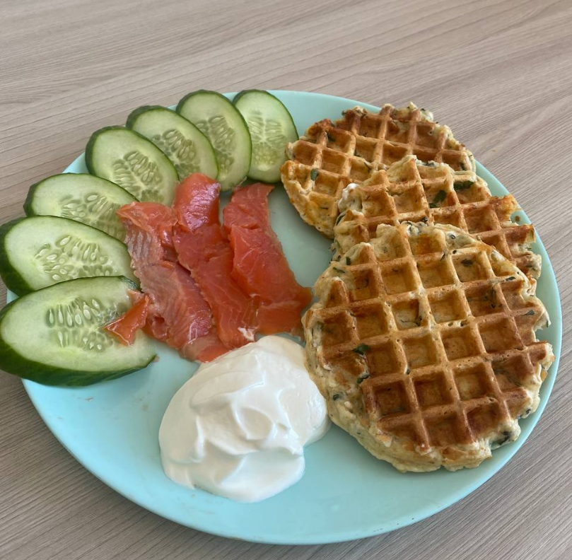 Пример здорового завтрака: творожные несладкие вафли с зеленью, сметана 10%, с/с лосось, огурец