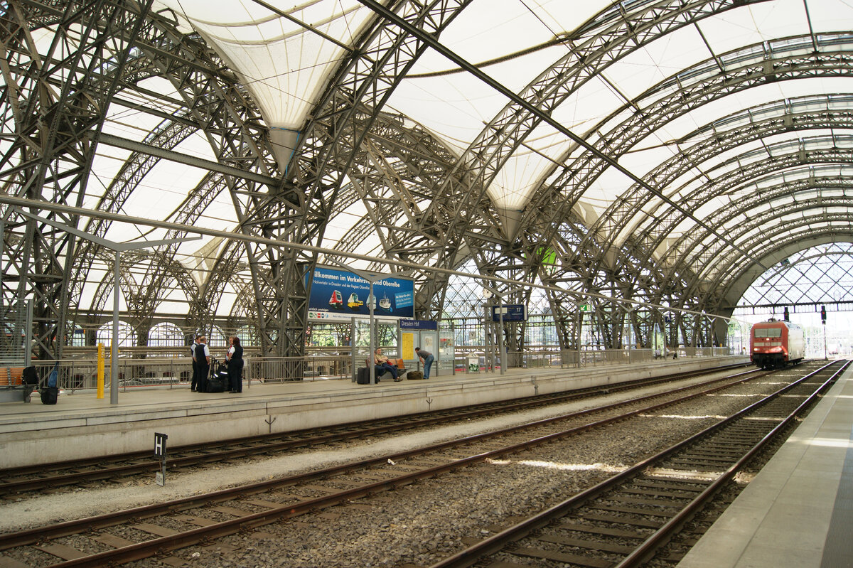 Вокзал в г.Дрезден. Уходящая электричка