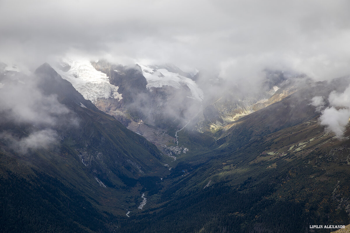 Канатная дорога Домбая - одна из его фирменных достопримечательностей Домбая в Карачаево-Черкессии. (GPS координаты:43.294228, 41.653613)