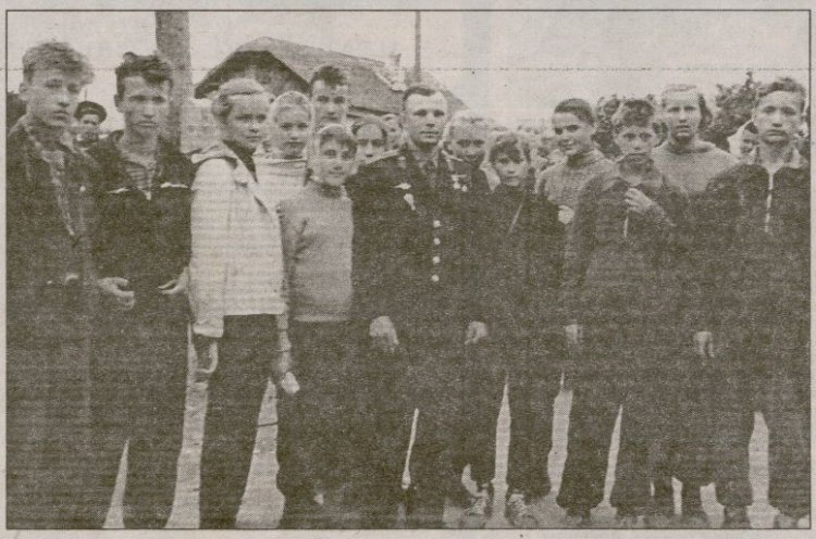 Ученики школы №51 с Юрием Гагариным