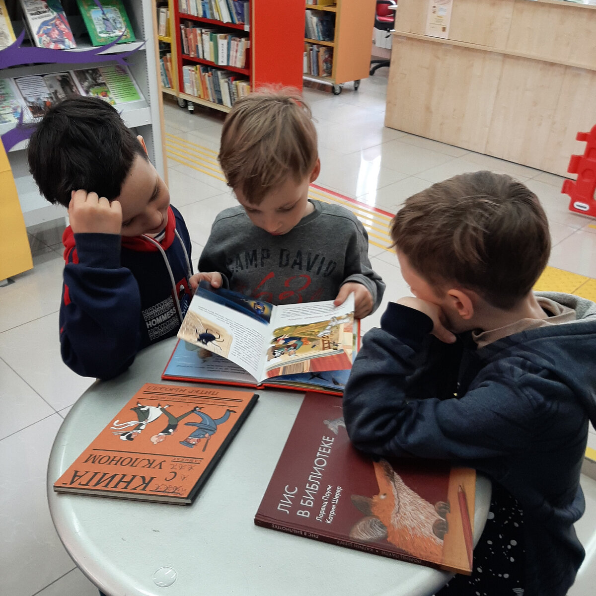 В библиотеке. Фото из личного архива автора