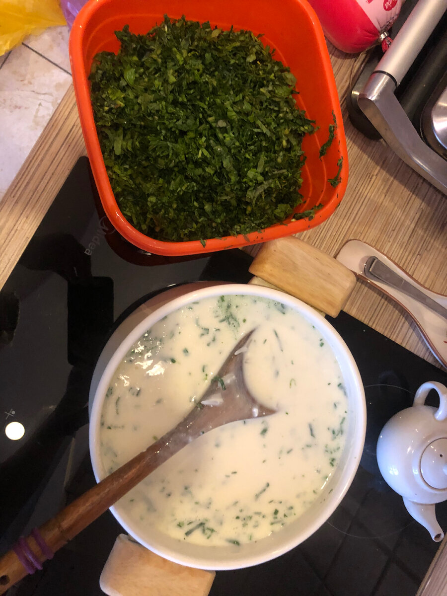 Решила сегодня приготовить Азербайджанский суп.    Ингредиенты:  Катык вылить в кастрюлю, добавить куриное яйцо, муку и хорошо перемешать. Добавить холодную воду, соль по вкусу и вновь перемешать.
