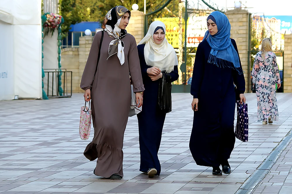 Мусульманские порядки. Дубай Шейх многоженство. Дагестан одежда женщин. Одежда мусульман. Дагестанские женщины.