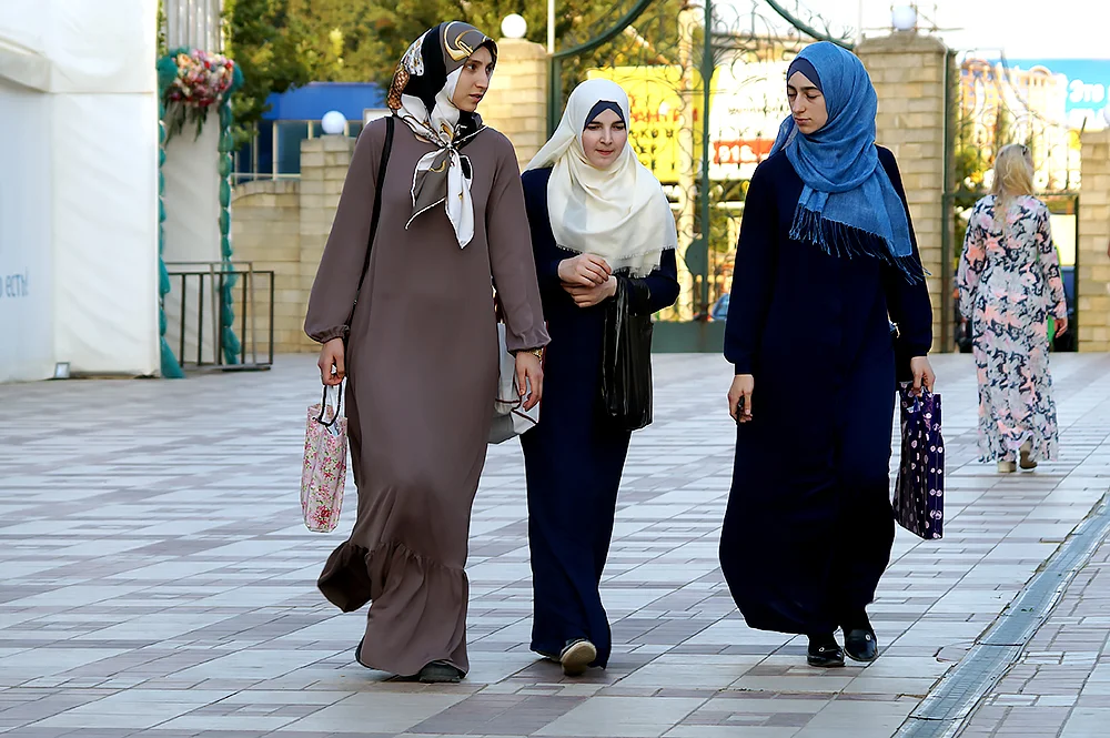 Дресс код в чечне. Дубай Шейх многоженство. Одежда мусульман. Дагестан одежда женщин. Мусульманский дресс код.