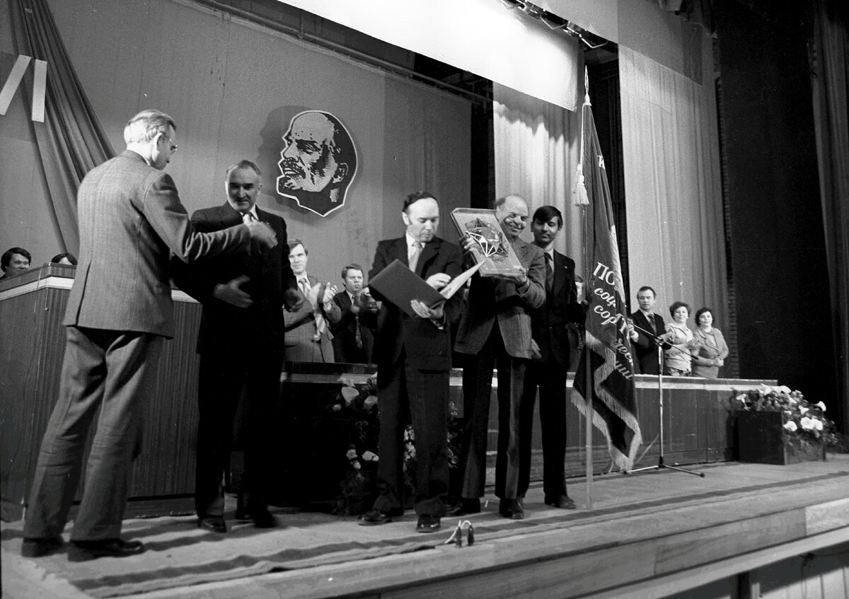 На переднем плане слева направо: 1. Васильев Лев Борисович – генеральный директор КАМАЗа. 2. Дергунов Василий Сергеевич – второй секретарь Татарского обкома КПСС. 3.Андреев Евгений Яковлевич – секретарь парткома КАМАЗа. 4. Кулагин Анатолий Викторович – заместитель председателя профкома КАМАЗа. 5. Масленников Виктор Васильевич – секретарь комитета ВЛКСМ КАМАЗа.