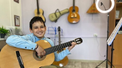 пришел в школу с гитарой