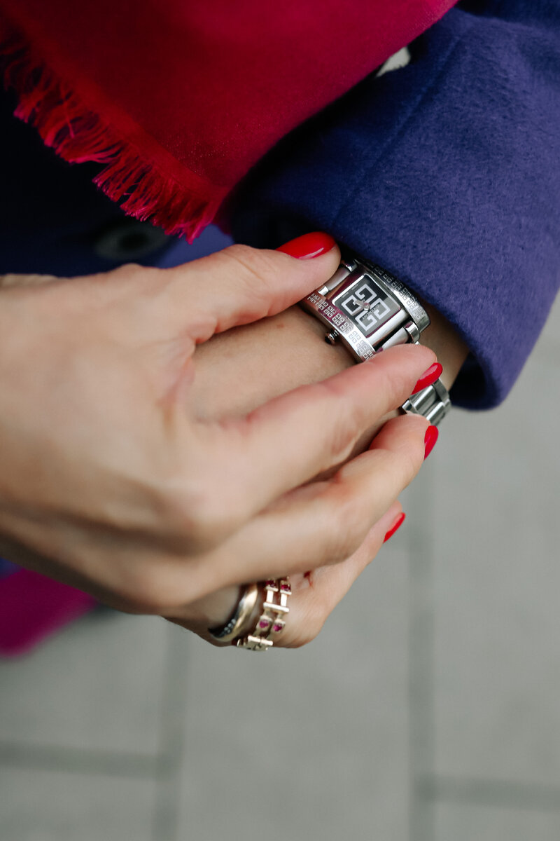 Вижу, что большинство из вас нашли в себе причину пустой жизни.😐 
Стоит поговорить о том, почему так происходит!
Что такое пустая жизнь?❓

Это жизнь, когда у тебя вроде есть цель, но что бы ты не делал(а), она не становится ближе:👇🏻👇🏻👇🏻

• доход не растёт
• долги не закрываются
• благосостояние не укрепляется
• отношения не улучшаются,
а вот твоих ресурсов становится всё меньше.

В итоге твой путь больше похож на судороги рыбки, которая бьётся об лёд, но не может добраться до проруби.

Знакомо?❓❓

А если я скажу тебе, что твоя глобальная проблема не в отсутствие ресурса? Не в лени, не в апатии и даже не в навыках. Твоя проблема — неправильная денежная цель. Почему? Потому что цель должна разжигать твоё ресурсное топливо, а не вытягивать его из тебя. Поэтому в первую очередь, чтобы выйти из пустой жизни, тебе надо понять, почему ты себе поставила такую цель.
Посмотрим на простом примере. Вот тебе говорили в детстве: «Без высшего образования — нельзя»? Уверена, что для тебя это важнее, чем чистить зубы. Качество «правильного» человека.
А вот моё «любимое»: «Неженское дело – бизнес, заработки, общественная жизнь… что ещё там? вождение машины, стрельба, мужские виды спорта»

И вот всю молодость ты тратишь на достижение вдолбленных тебе целей, да ещё и одобряемым ИМИ путём…😢
Кто-то срочно выходит замуж/женится/рожает, потому что «так надо, уже возраст». Кто-то оседает на нелюбимой работе, забываясь в пятницу алкогольным угаром.
По началу тебе это даже кажется увлекательным. Новый этап, вроде как взрослые шаги. Хорошо, а дальше? А энергия истощается. А тут появляются новые ложные денежные цели: кто-то на Бали поехал, кто-то омолаживанием увлёкся, кто-то машину поменял, кто-то бренды покупает. И ты уже тащишь свои потрепанные ресурсы догонять других…😒

Зачем, если тебя устраивает твоё тело или старое авто? ❓
И вот ты начинаешь выстраивать пустую жизнь, которой рулят чужие цели и общепринятые стандарты.
Так откуда взяться своим целям и топливу, которое доставит тебя туда, где тебе на самом деле будет нравится то, что с тобой происходит?
Первое, что нужно сделать для выхода из пустоты, — расстаться с неправильными денежными целями, которые тебя туда затаскивают и подрывают твои ресурсы.

Чтобы наконец сдвинуться с мертвой точки, прямо сейчас зайди в комментарии, подумай и напиши, какие ложные цели ты уже нашла(нашёл) у себя!

#секретыблизкихотношений #деньги #здоровье #красота #психология #успех #уход #счастливая #пролюбовь #мужчинаиженщина #счастливыеотношения #психолог #эксперт