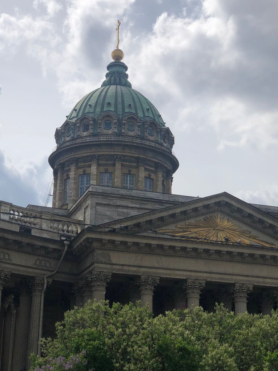 Монументальный вид на портик и величественный купол.