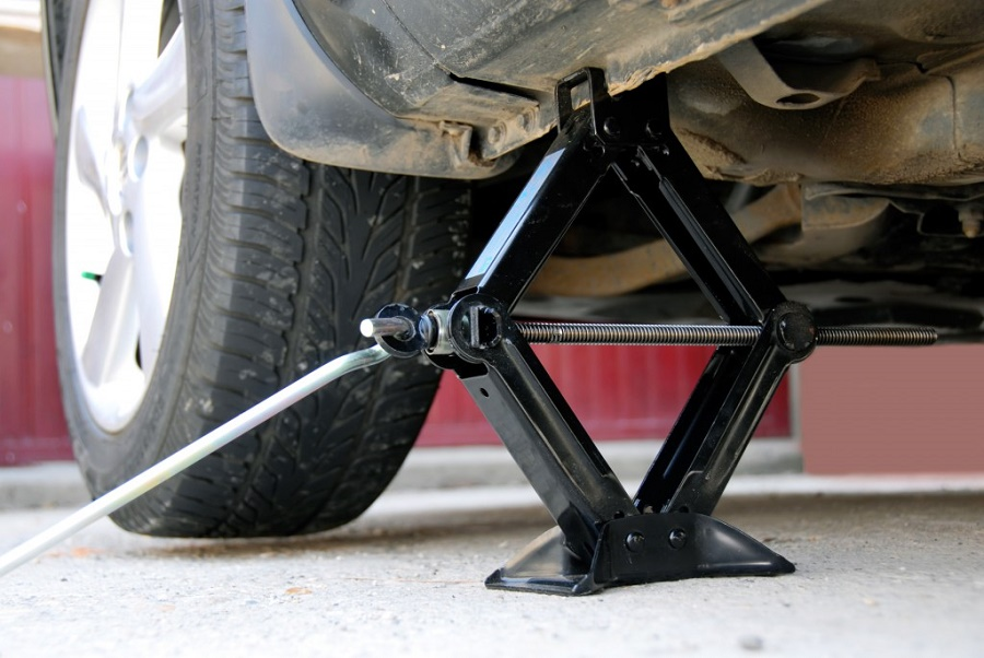  Автомобильный домкрат – ключевой элемент оснащения машины для приподнимания кузова при ремонте ходовой, замене шин, сборке колес.-2
