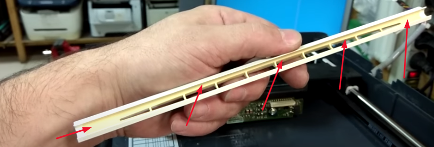 Белый кожух лампы крепится в корпусе сканирующей линейки на небольших защелках. Закрываем их аккуратно, не давя на лампу, т.к. она легко может треснуть