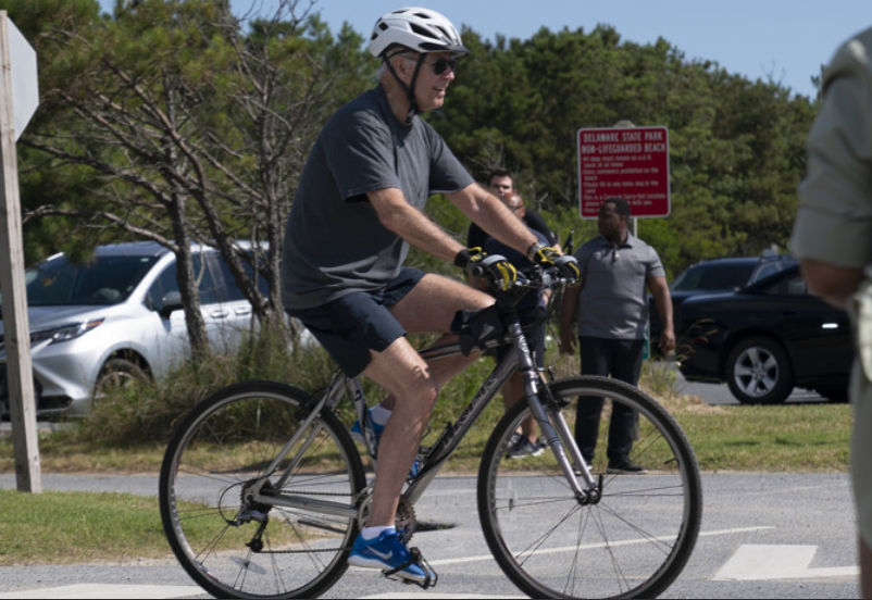 Как президент США Джо Байден на велосипеде покатался