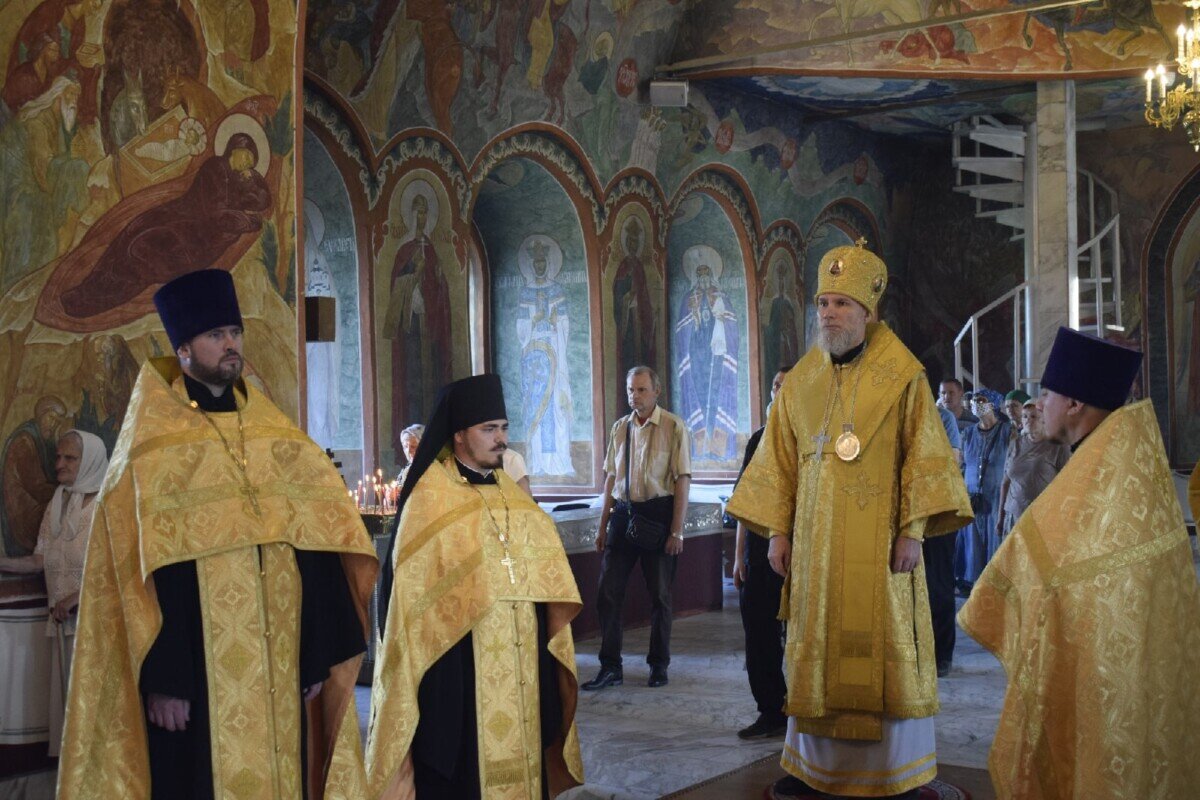 
25 июня 2022 года, в канун Недели 2-й по Пятидесятнице, Всех святых, в  земле Российской просиявших, епископ Новокузнецкий и Таштагольский  Владимир совершил всенощное бдение в Спасо-Преображенском кафедральном  соборе г. Новокузнецка.