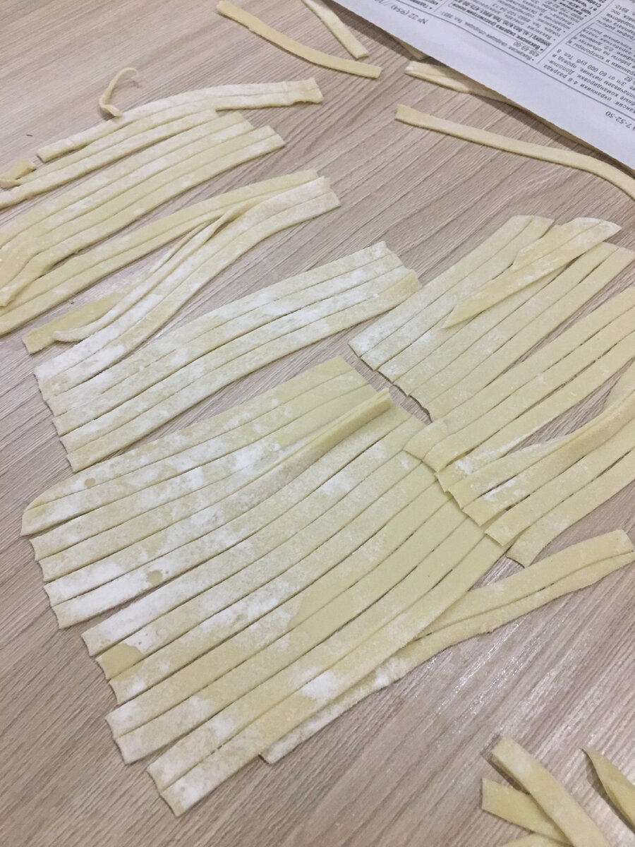 Купил пельменное тесто, накатал тонким слоем и порезал мелко. Морковку и лук 🧅 почистил и покрошил. Всё добавил в бульон и варил на малом огне 10 мин, добавил лапши и варил ещё 5-7 мин. главное не переварите.