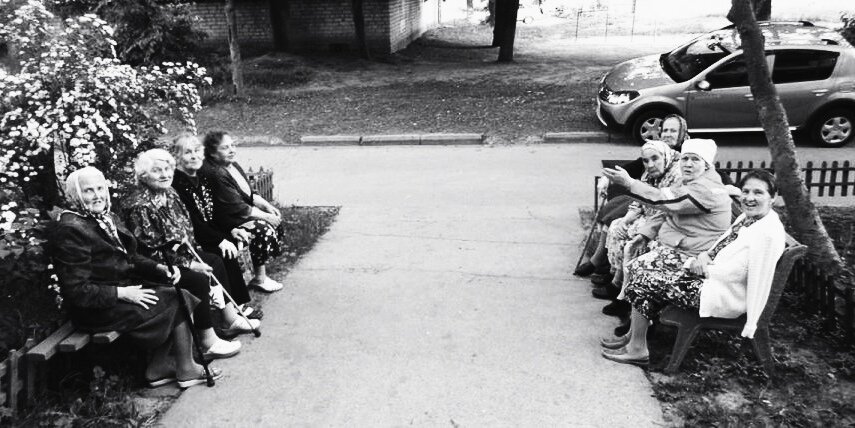 Бабушки возле подъезда