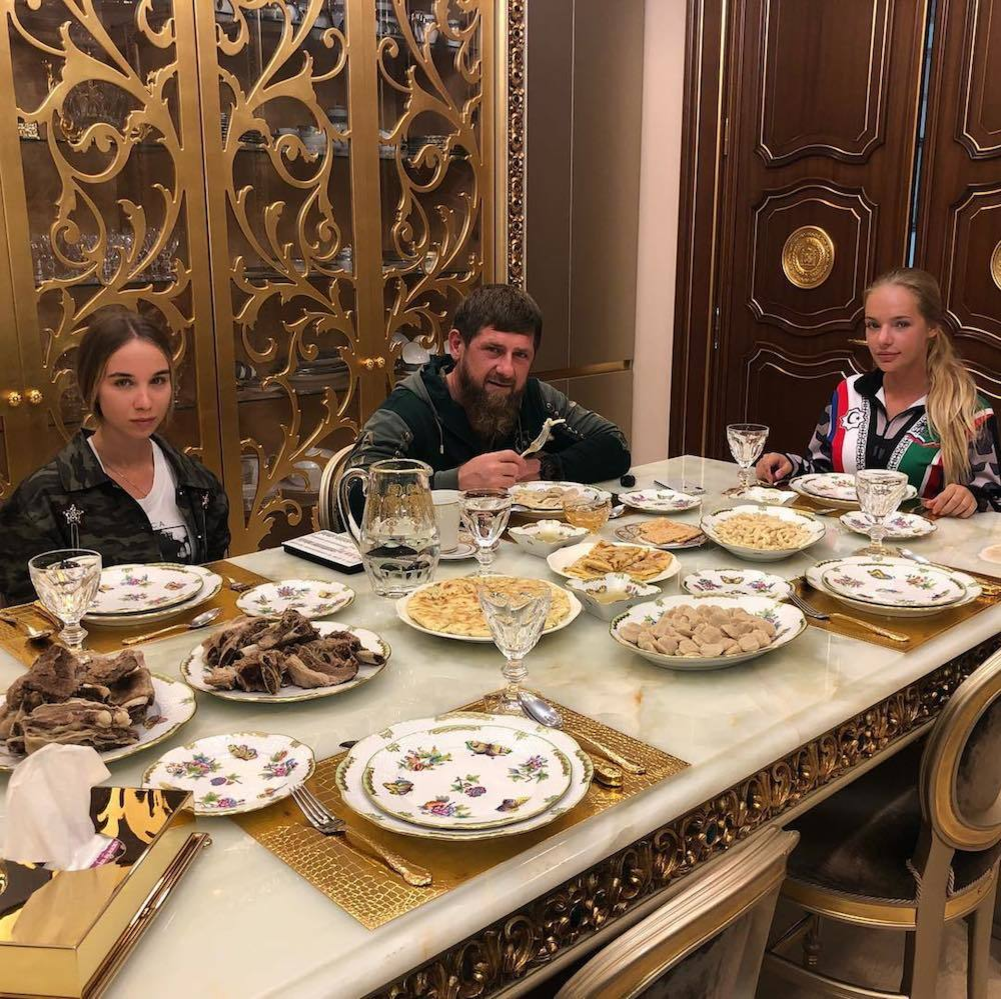 Еда чеченцев. Дворец Кадырова. Кадыров дворец. Грозный Чеченская Республика дом Рамзана Кадырова.