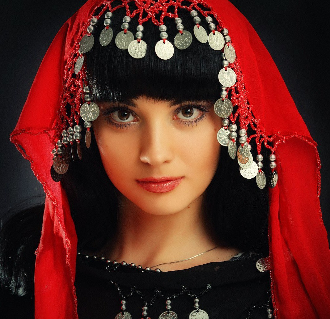 Красивая женщина турции. Армянский Тараз Сирушо. Армянский национальный головной убор. Восточная красавица. Красивые турчанки.