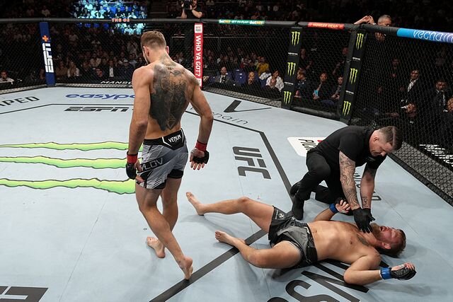 Александр Густафссон ничего не смог противопоставить напору Никиты Крылова. Источник: sherdog.com