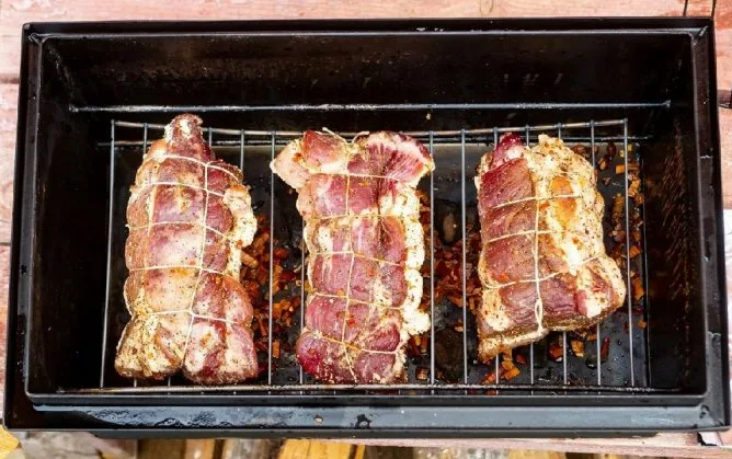 Копчения мясо в походной коптильне. Источник фото naturlich-restoran.ru