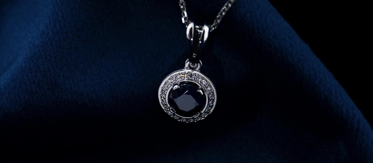 Роскошная подвеска из платины с сапфиром и бриллиантами. Артикул: ПП-060С-01