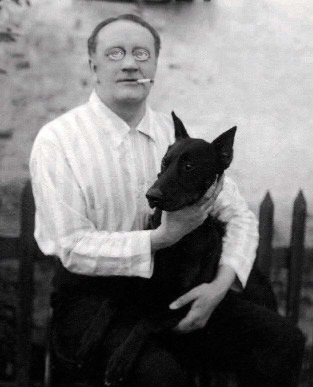 Василий Качалов,  1875 - 1948, русский и советский актёр, мастер художественного слова,  обожал своего добермана, называл его  Джимом Трефовичем. Источник Яндекс - картинки.