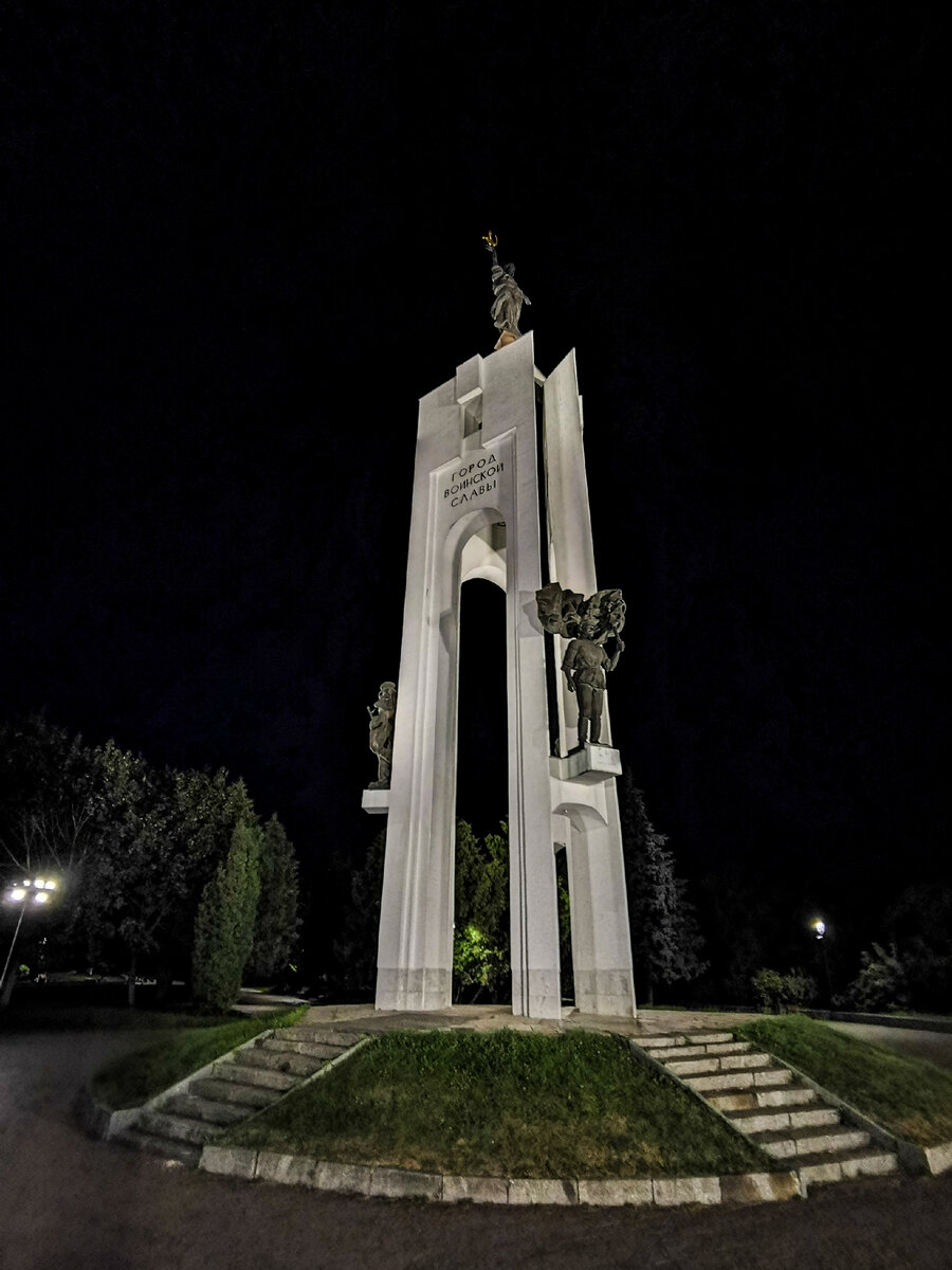 Монумент в честь 1000-летия Брянска.