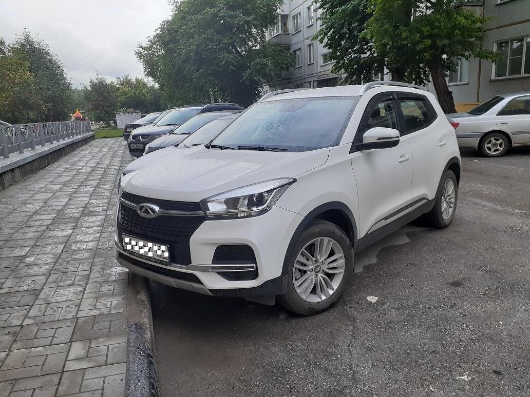 На стоянке во дворе многоэтажки Chery Tiggo 4