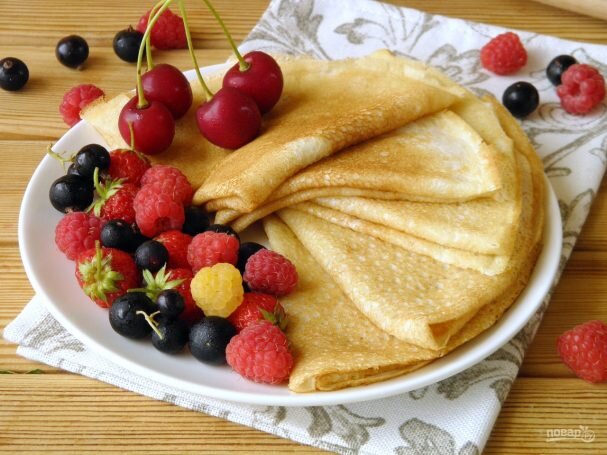 Умение готовить домашние тонкие блинчики никогда не будет лишним: они могут стать отличной палочкой-выручалочкой в самых различных ситуациях. Самое простое, что приходит в голову, — это завтрак. Готовятся блинчики довольно быстро, что очень важно утром, а любят их все. Помимо этого очевидного варианта, есть и другие. Блины можно начинить мясом или творогом, свернуть трубочками и подрумянить со всех сторон. Сытный ужин готов! А еще из домашних тонких блинчиков можно приготовить своеобразные роллы — с наполнителем по вашему вкусу. Дайте волю кулинарной фантазии!