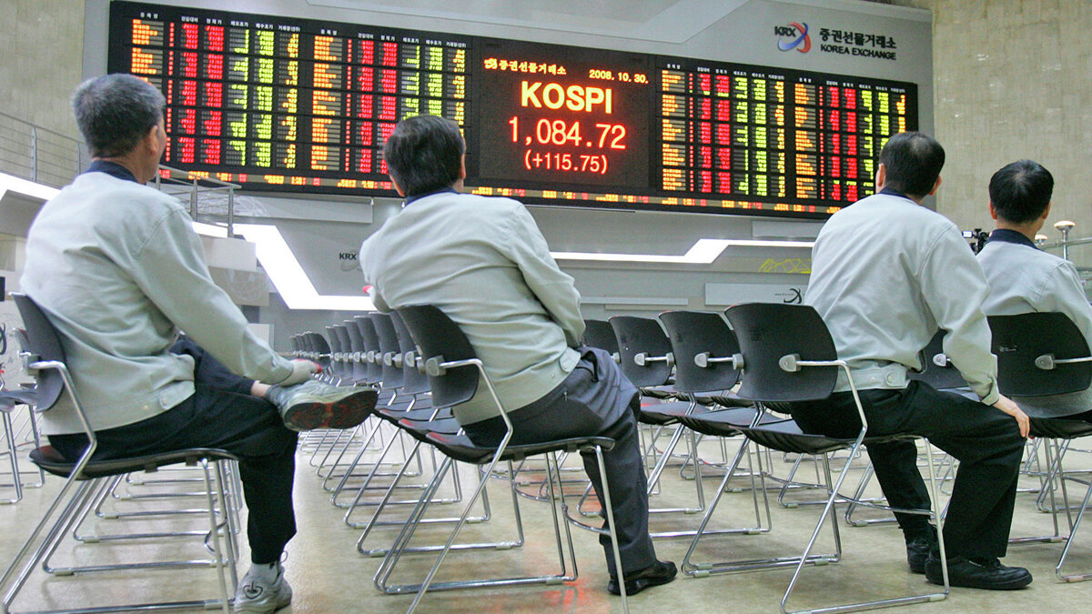    %Инвесторы смотрят на электронное табло в Корейской фондовой бирже в Сеуле, Южная Корея© AP / Ahn Young-joon