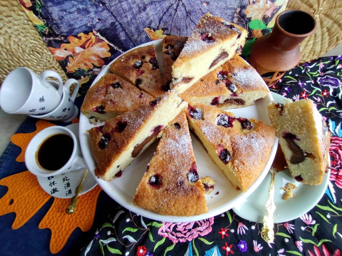    Пирог со смородиной и сливой