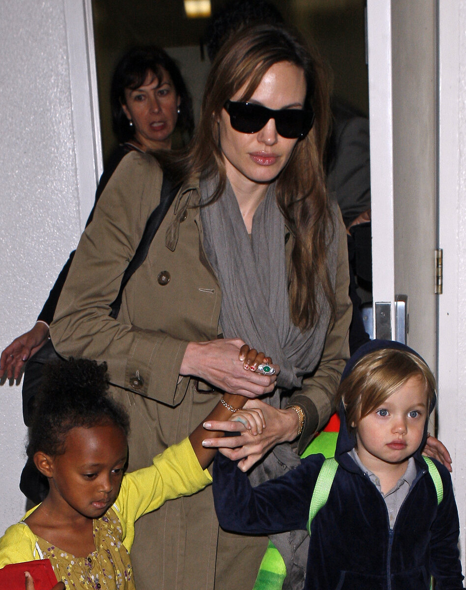    Дочки Джоли и Питта Шайло и Захара. Как мы видим, уже в детстве актриса одевала Шайло не в типичные для девочек платья с рюшами, а в нейтральные толстовки и джинсы.