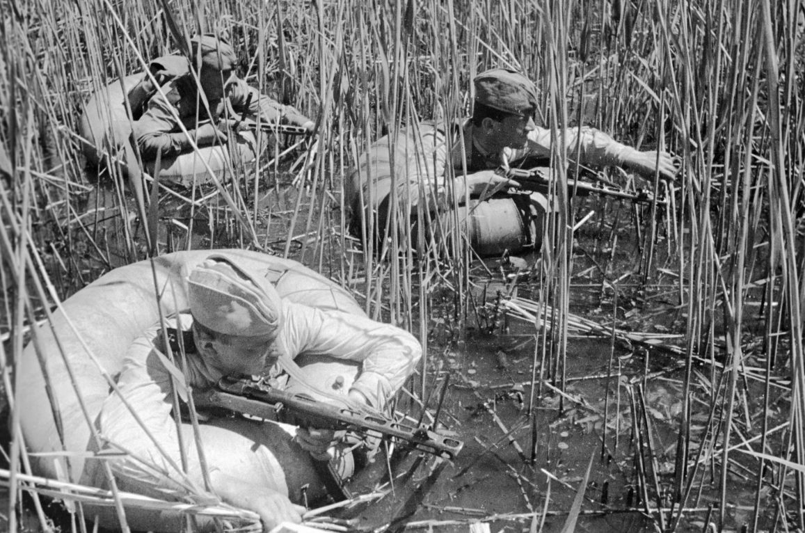 Советский разведчик в годы великой отечественной. Разведчики 1941. Военные разведчики в годы Великой Отечественной войны. Советская разведка 1941. Альперт разведчики в кубанских Плавнях.