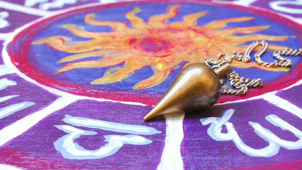    Маятник на астрологическом круге© Fotolia / Sonja Birkelbach