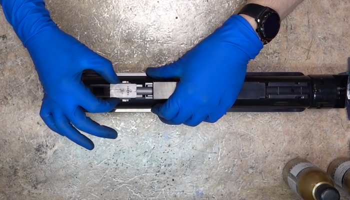 Фото 4. Отводим в сторону короткую крышку