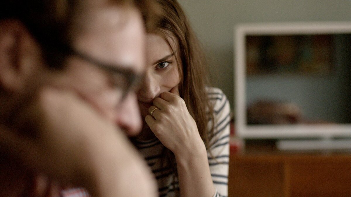 иллююстрация к фильму "Она" (2013) на снимке просто девушка, т.к. "Она" - иск. интеллект.
