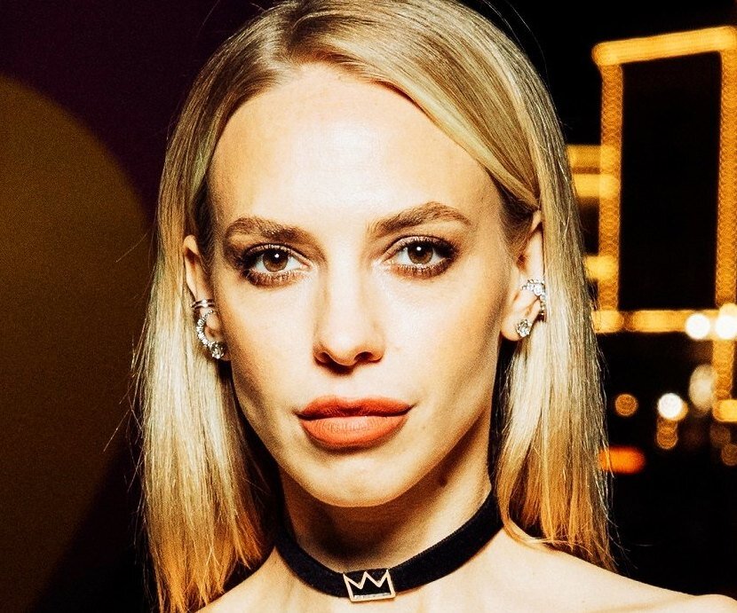     «Как понять, что девушка свободна»: Надежда Сысоева в брюках-трусиках появилась в Сочи