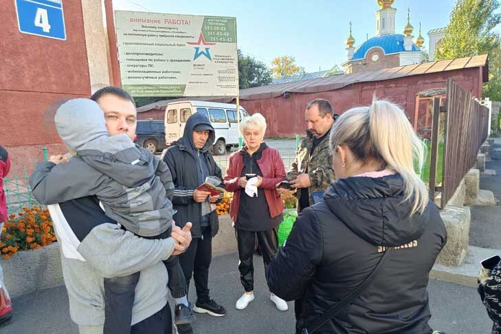 Сибиряки приходят в военкоматы с детьми, женами и матерями. Фото Андрея Заржецкого