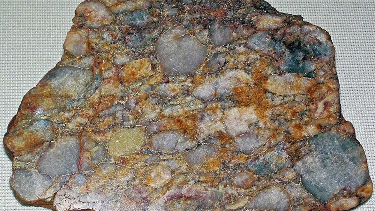    Метаконгломерат кварца и гальки из района Джек-Хиллс в Западнонй Австралии - породы, содержащие обломочный циркон, самые древние минеральные зерна на ЗемлеCC BY 2.0 / James St. John /