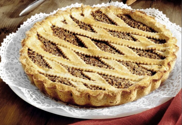 Вот такой получается ароматный пирог с ореховой начинкой